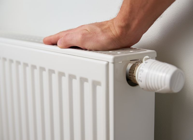 Radiadores instalados en salón como parte de sistema de calefacción en Albacete