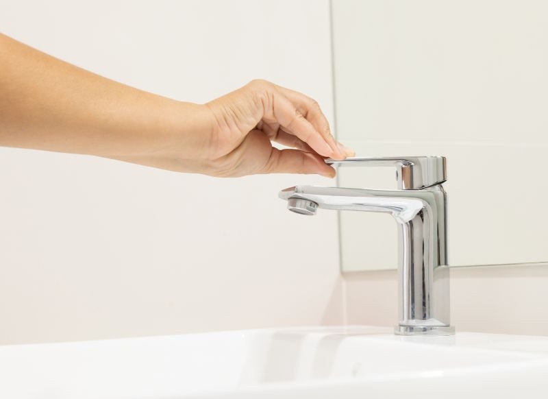 Lavabo y grifería de diseño instalados en reforma de baño en Casas-Ibáñez