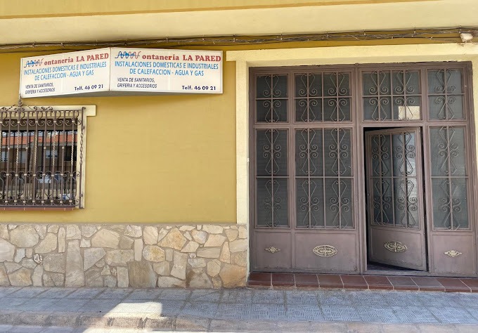 Fachada de Fontanería La Pared circulando por Casas-Ibáñez